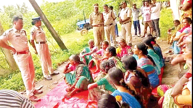 పాఠశాల స్థలం ఆక్రమణపై నిరసన