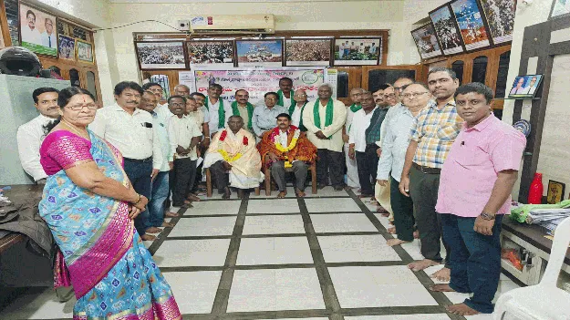 అవార్డు గ్రహీతలకు సన్మానం