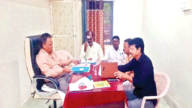 సిబ్బంది అందుబాటులో ఉండాలి