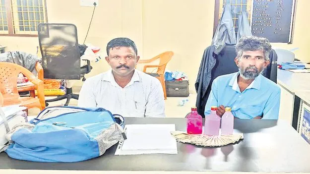 ఏసీబీ వలలో సచివాలయ కార్యదర్శి, ఆర్‌ఐ 