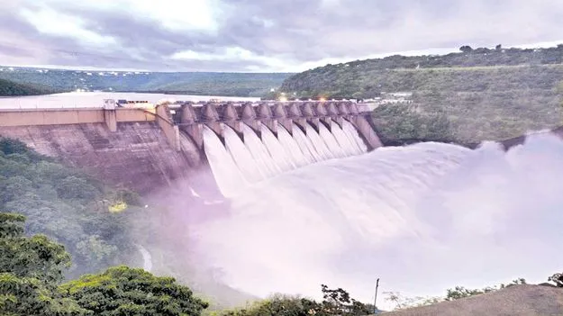 శ్రీశైలానికి భారీ వరద 