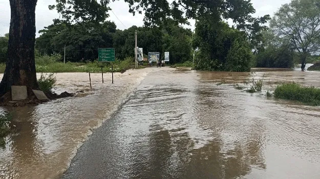   వీడని వర్షాలు