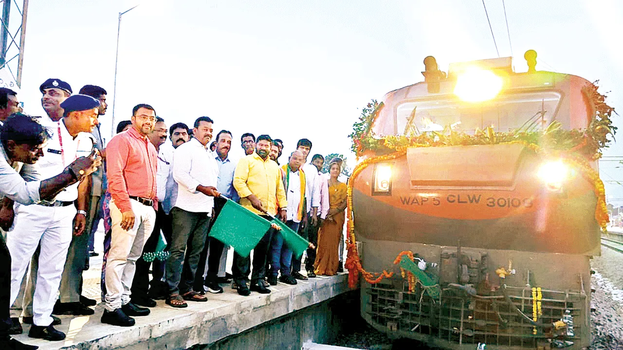 Amrit Bharat train gets grand welcome in Bobbili అమృత్‌భారత్‌ రైలుకు  బొబ్బిలిలో ఘన స్వాగతం