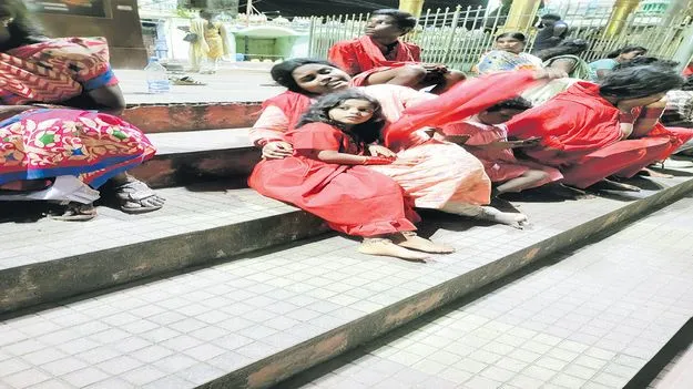 గోదావరిలో ఇద్దరు భవానీ మాలధారుల గల్లంతు