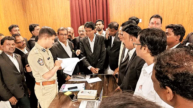 పోలీసుల్లో మార్పు తీసుకురండి