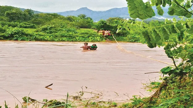 తాళ్లు కట్టి.. మహిళలను గెడ్డ దాటించి