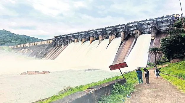 డొంకరాయి నుంచి నీరు విడుదల