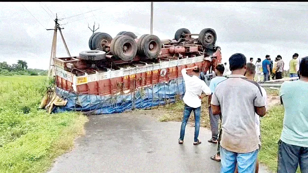 లారీ బోల్తా.. ఇద్దరికి గాయాలు