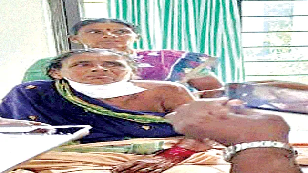 వృద్ధురాలి మెడపై కత్తిపెట్టి 