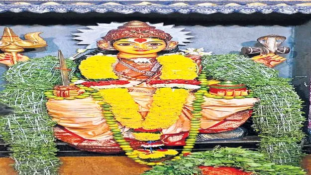 నూకాంబిక ఆలయానికి భక్తుల తాకిడి