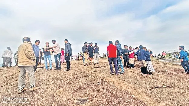 పర్యాటకుల సందడి 