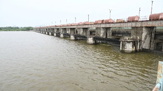  రోజంతా ముసురు వాన,  స్తంభించిన జనజీవనం