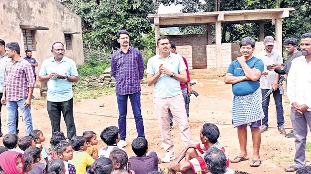 గిరిజనులతో ఎస్పీ మమేకం