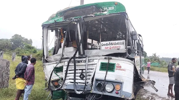 ఇసుక ట్రాక్టర్‌ను అధిగమించబోయి  ఆర్టీసీ బస్సుల ఢీ 