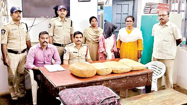 11 కిలోల గంజాయితో మహిళ అరెస్టు 