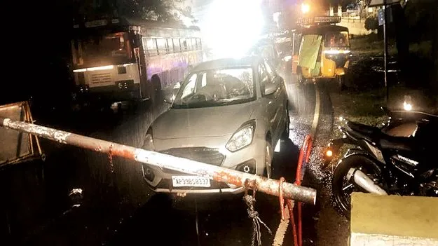 శ్రీశైలం - దోర్నాల మధ్య నిలిపివేసిన రాకపోకలు 