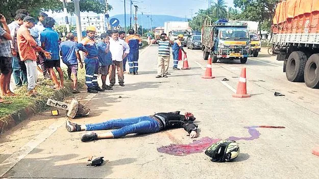రోడ్డు ప్రమాదంలో నేవీ ఉద్యోగి మృతి