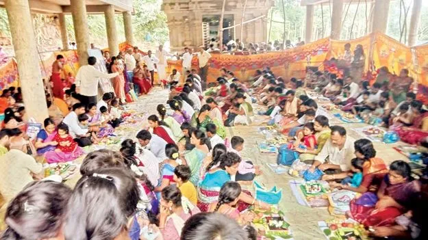 కొలనుభారతికి పోటెత్తిన భక్తులు