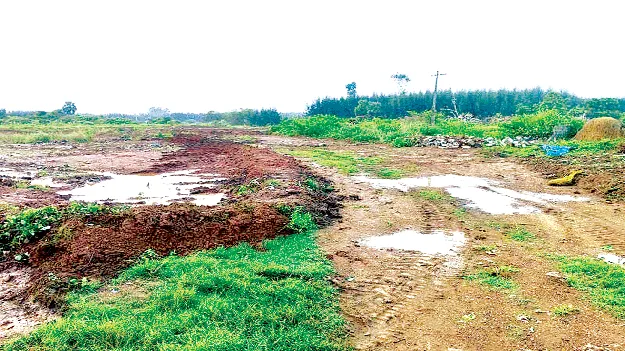 చెరువులను.. చెరబట్టారు