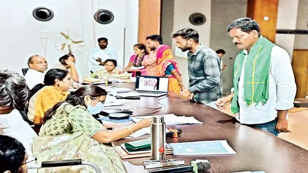 అర్జీలను గడువులోపు పరిష్కరించాలి: కలెక్టర్‌