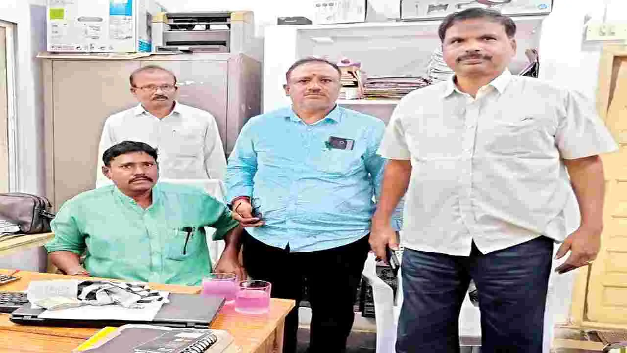 ఏసీబీ వలలో ఆర్అండ్బీ ఏఈ