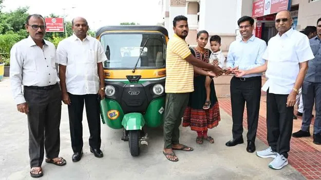 బంగారు కుటుంబానికి ఆటో 