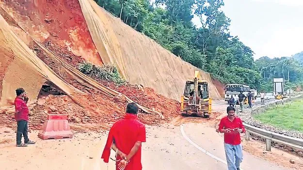 చింతాలమ్మ ఘాట్‌లో విరిగిపడిన కొండచరియలు