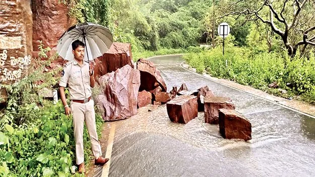    శ్రీశైలం రహదారిలో విరిగిపడిన కొండ చరియలు