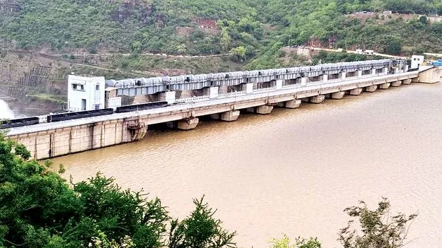    శ్రీశైలానికి  కొనసాగుతున్న వరద