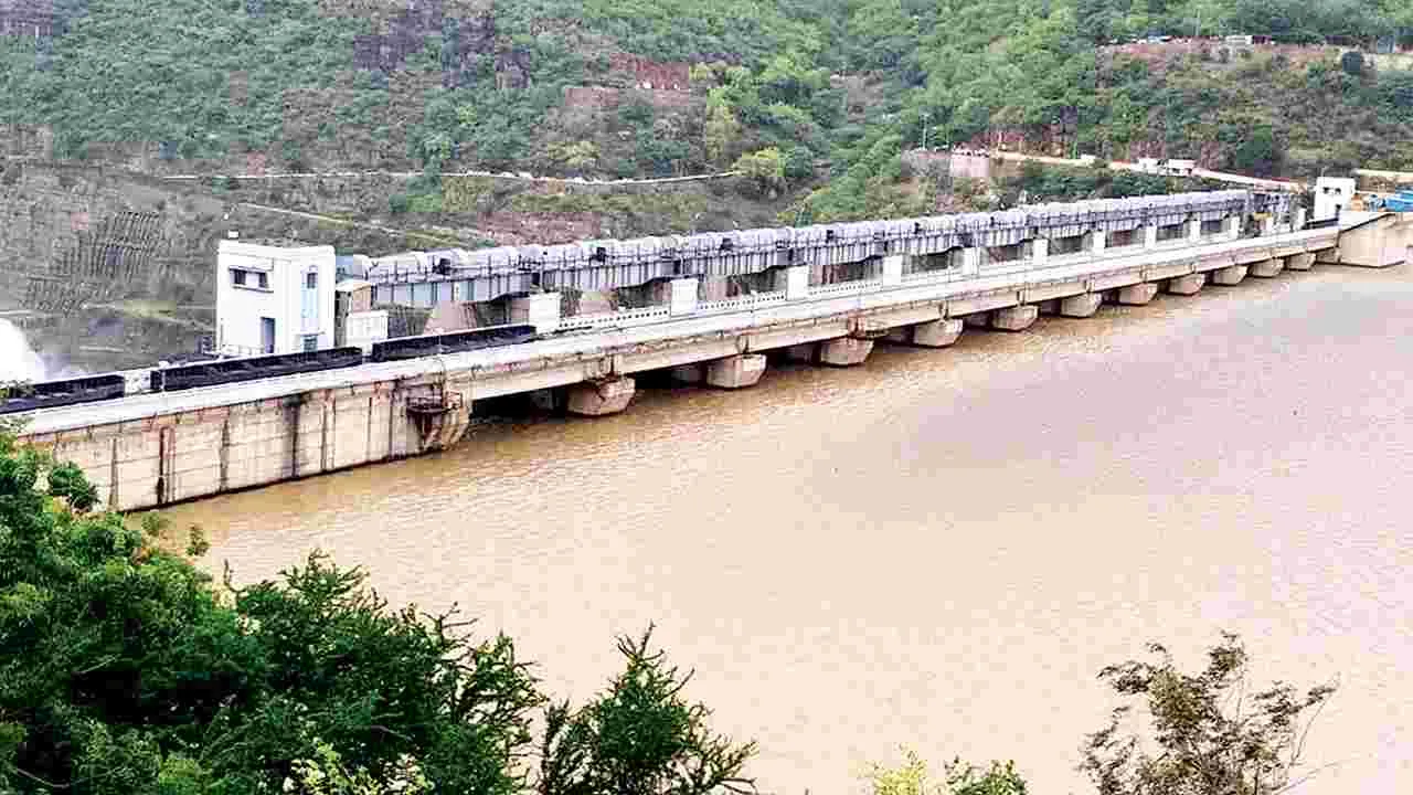    శ్రీశైలానికి  కొనసాగుతున్న వరద