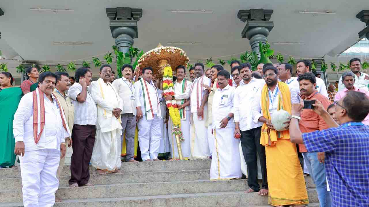 Tirumala Brahmotsavam 2025: అత్యంత ఘనంగా బంగారు గొడుగు ఉత్సవం