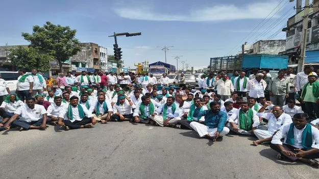 మొక్కజొన్న కొనుగోలు కేంద్రాలు ఏర్పాటు చేయాలి