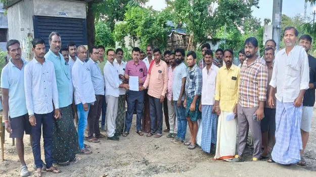 పోలింగ్‌కేంద్రం మార్చకపోతే ఎన్నికలు బహిష్కరిస్తాం 