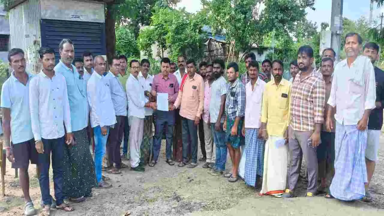 పోలింగ్‌కేంద్రం మార్చకపోతే ఎన్నికలు బహిష్కరిస్తాం
