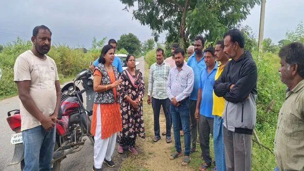 వర్షాలకు దెబ్బతిన్న పంటల పరిశీలన