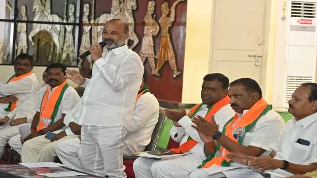 Karimnagar:  కరీంనగర్‌, సిరిసిల్ల జడ్పీలపై కాషాయ జెండా ఎగురవేస్తాం 