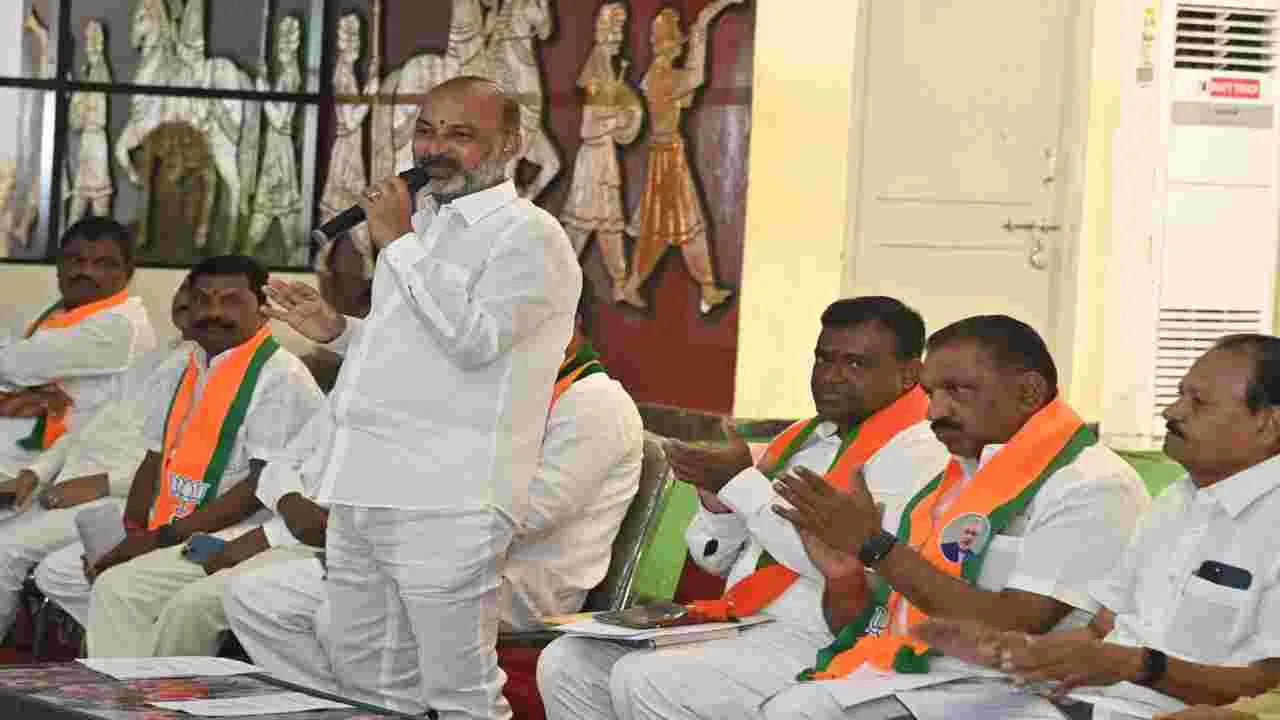 Karimnagar:  కరీంనగర్‌, సిరిసిల్ల జడ్పీలపై కాషాయ జెండా ఎగురవేస్తాం