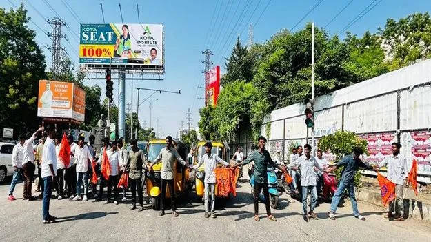 Karimnagar:  ఫీజు రీయింబర్స్‌మెంట్‌ విడుదల చేయాలని మానవహారం