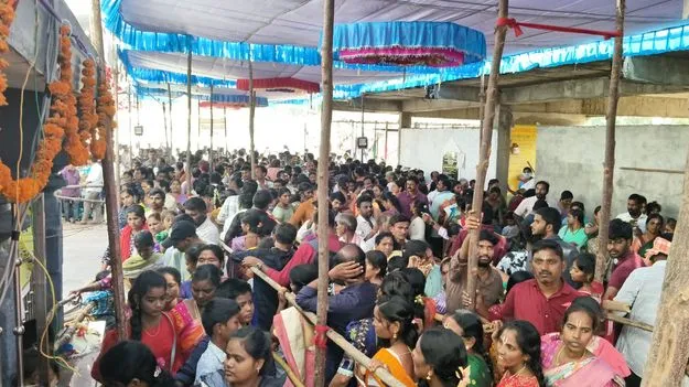 Peddapalli:  దేవునిపల్లి జాతరకు పోటెత్తిన భక్తులు 