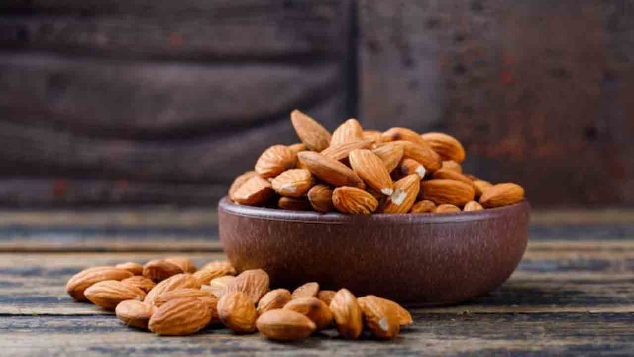 Almonds vs Walnuts:  బాదం vs వాల్‌నట్స్ ఏవి బెటర్..?