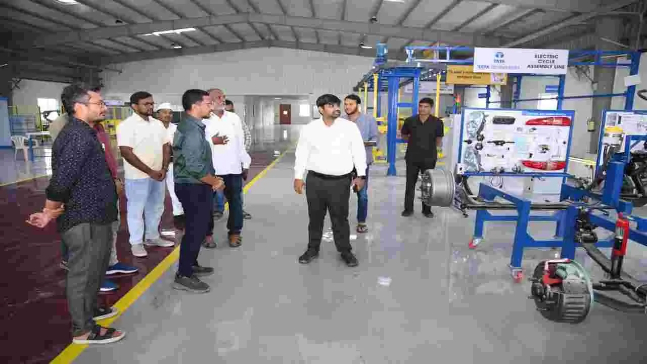 అడ్వాన్స్‌ టెక్నాలజీ సెంటర్లతో ఉజ్వల భవిష్యత్తు 