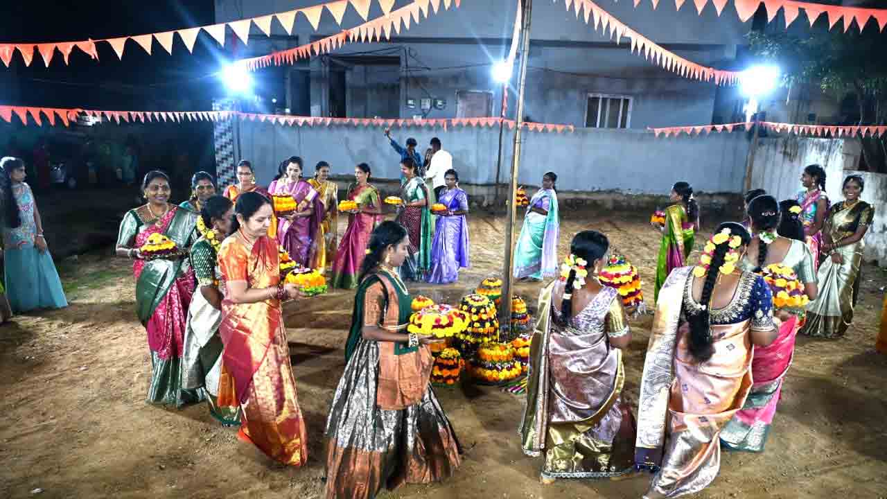 Bathukamma Celebrations: అత్యంత ఘనంగా 10వ రోజు పెద్ద బతుకమ్మ సంబరాలు..