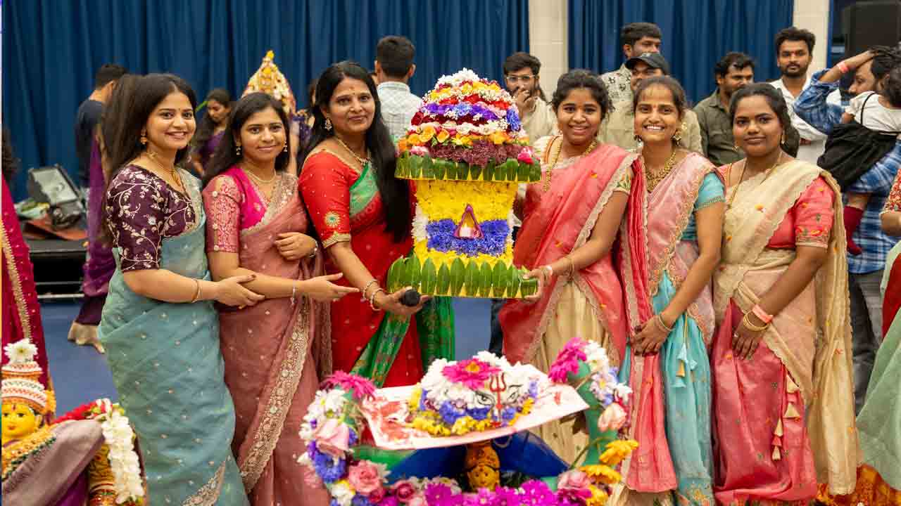 Bathukamma Festival with Grandeur: లూటన్‌లో ఘనంగా బతుకమ్మ వేడుకలు..