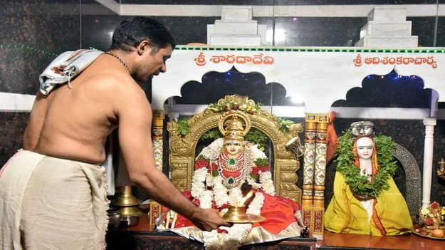 రాజరాజేశ్వరి రూపంలో అమ్మవారు