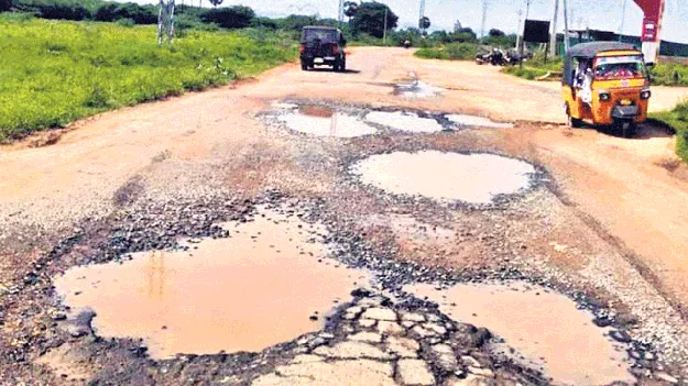 వర్షాలకు రోడ్లు ఛిద్రం