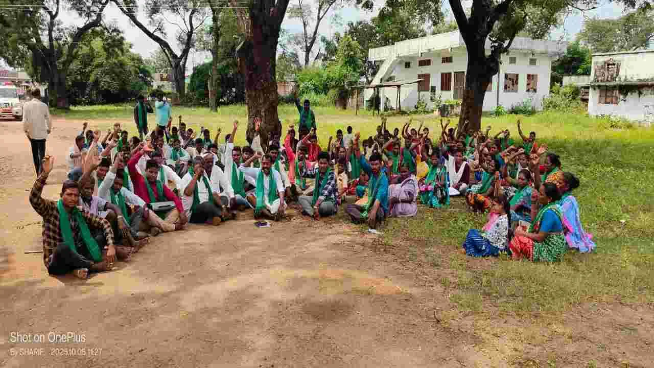 అక్రమ కేసులు బనాయిస్తున్నారంటూ గిరిజనుల ఆందోళన