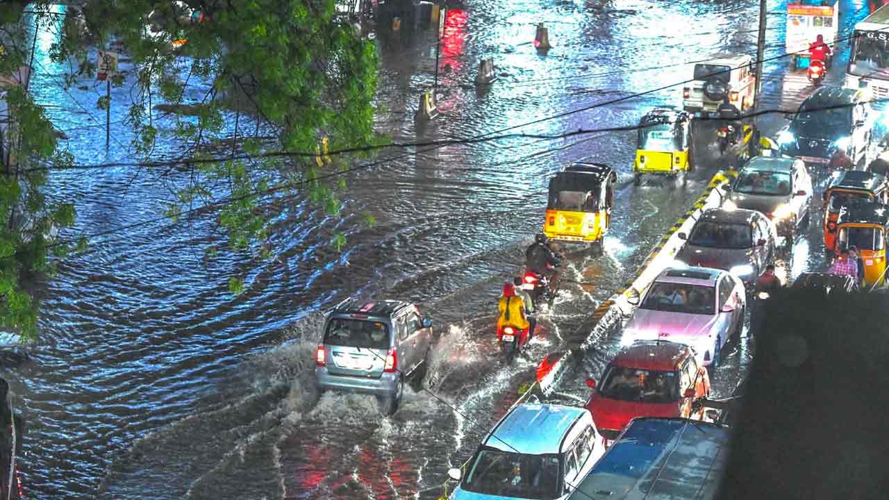 Hyderabad Heavy Rains: హైదరాబాద్‌ను ముంచెత్తిన భారీ వర్షం..