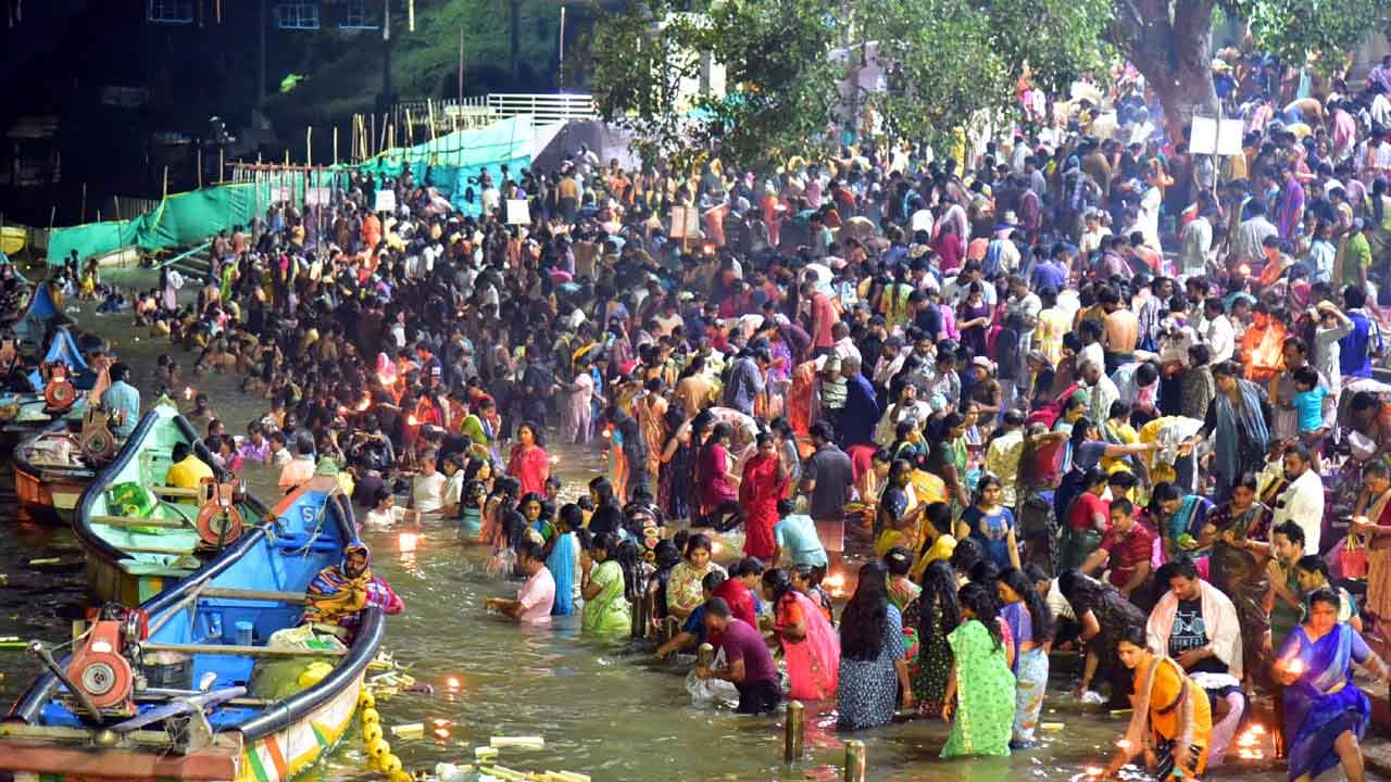  Kartika Maasam: రాజమండ్రి గోదావరి పుష్కర ఘాట్ వద్ద కార్తీక శోభ