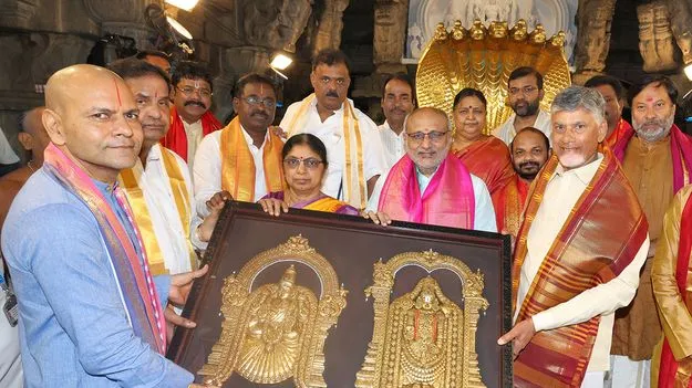 గంటపాటు ఆలయంలో ఉపరాష్ట్రపతి, సీఎం