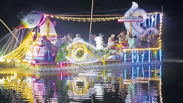 తిలకించారు.. పులకించారు!